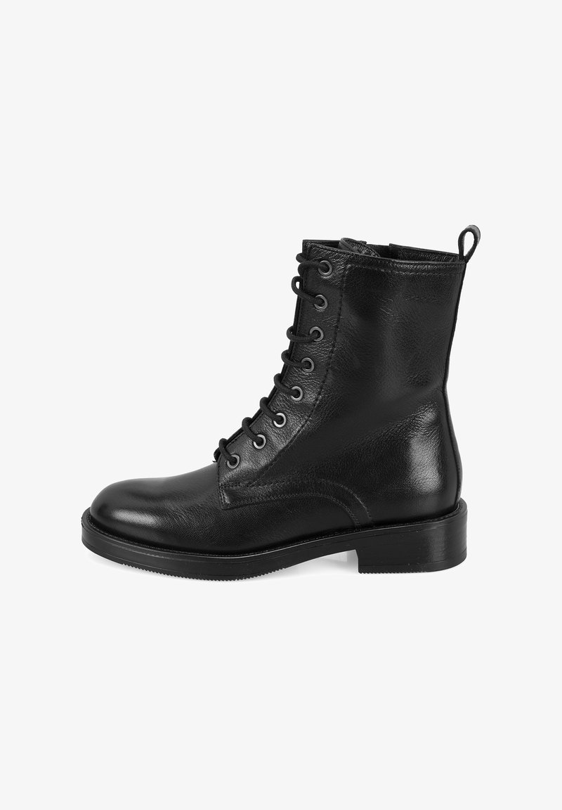 Bottines en cuir noir avec bout rond, laçage à l'avant et détails de couture. Texture lisse et talon bloc bas. Anse pour un accès facile.