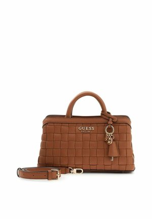 Sac à main Guess en cuir matelassé marron avec poignées supérieures, bandoulière amovible, et porte-clés décoratif en anneau doré.