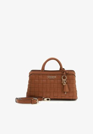 Sac à main Guess en cuir matelassé marron avec poignées supérieures, bandoulière amovible, et porte-clés décoratif en anneau doré.