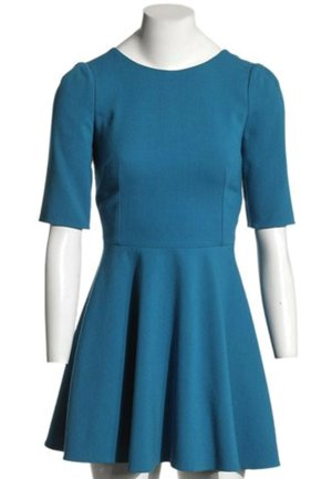 Kortærmet tealblå kjole med tætsiddende korset og udvidet nederdel vist på en hvid mannequin- overkrop.