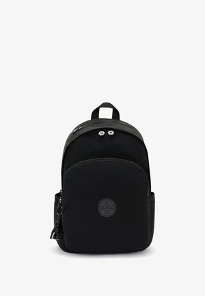 Mochila negra de nailon con forma redondeada, compartimento principal con cremallera, bolsillo frontal y un parche redondo con el logo. Incluye un llavero decorativo.