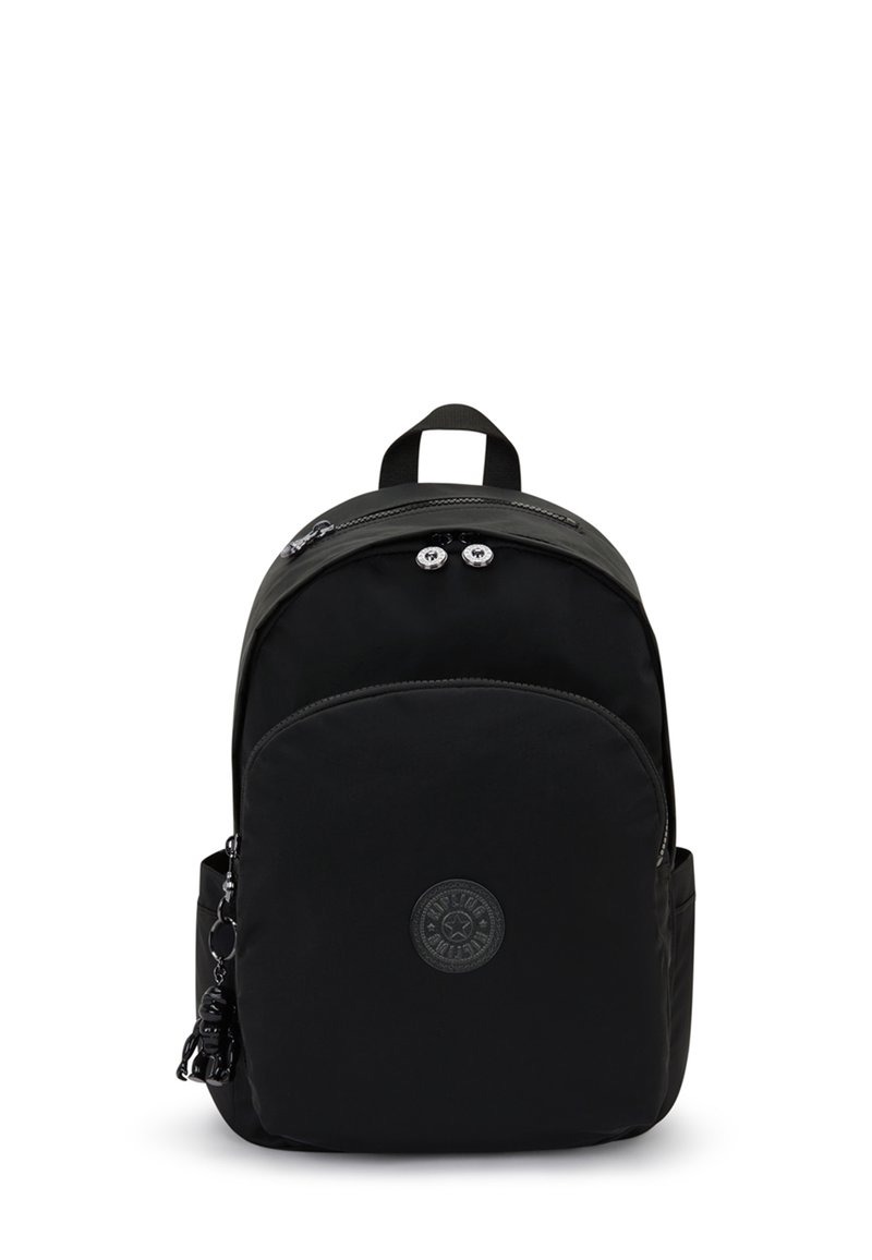 Svart nylonryggsäck med rundad form, dragkedjeförsedd huvudfack, framficka och en rund logopatch. Inkluderar en dekorativ nyckelring.