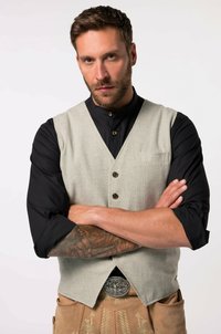 Hellgraue Leinenweste über einem schwarzen Langarmshirt, ausgestattet mit drei braunen Knöpfen und einer dekorativen silbernen Gürtelschnalle, kombiniert mit beigen Hosen.