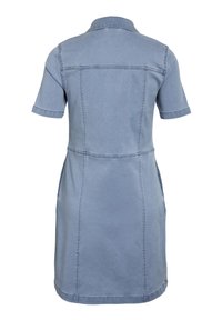Vestido de ganga em azul claro, com mangas curtas, colarinho, dois bolsos laterais e costuras traseiras para um ajuste estruturado. Textura suave.