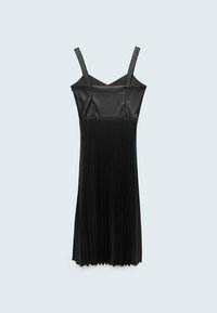 Robe midi noire sans manches avec corsage en cuir ajusté et jupe plissée, présentée sur un fond gris clair.