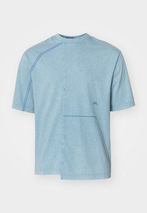 T-shirt de algodão azul claro com mangas curtas, gola redonda e costura azul em contraste, com um logótipo bordado no peito.