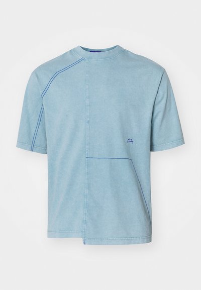 T-shirt en coton bleu clair avec des manches courtes, un col rond, une couture contrastante bleue et un logo brodé sur la poitrine.