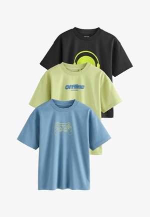 Tre magliette a maniche corte: nera con cuffie gialle, verde chiaro con la scritta "offline all the time" e blu con un grafica di un controller di gioco.