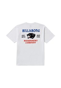 Witte T-shirt met blauwe "BILLABONG," een zwarte panterkop grafiche, en rode tekst "BOARDSHORT COMPANY" op de achterkant, plus "EST. 1973 AUS USA."