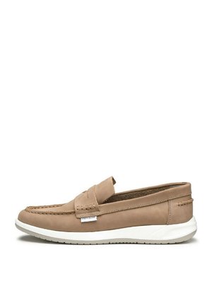 Scarpe slip-on in pelle beige con punta rotonda, dettagli cuciti sulla parte anteriore e suola in gomma bianca. Fodera interna testurizzata.