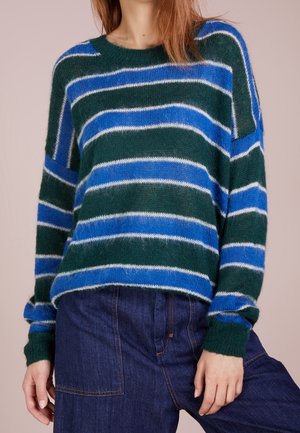 Suéter de rayas verdes y azules con corte holgado, hecho de material suave. Presenta rayas blancas y azul claro, puños acanalados y un escote amplio.