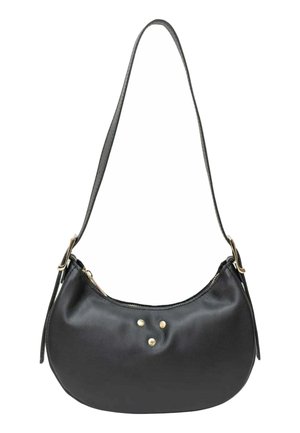 Sac d'épaule en cuir noir en forme de croissant avec une fine bandoulière, des clous dorés sur l'avant et une fermeture éclair sur le dessus.