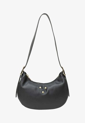 Sac d'épaule en cuir noir en forme de croissant avec une fine bandoulière, des clous dorés sur l'avant et une fermeture éclair sur le dessus.