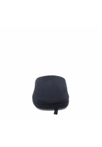 Cuscino blu navy con una superficie tessile liscia, forma arrotondata e un piccolo anello in tessuto per la manipolazione, progettato per comfort e supporto.