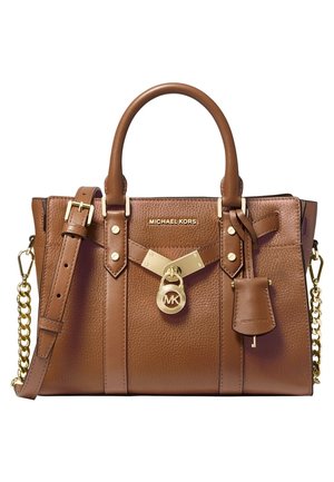 Bruine gestructureerde leren Michael Kors handtas met bovenhandgrepen, gouden slot met MK-logo, afneembare riem en hangende leren sleutelhanger.