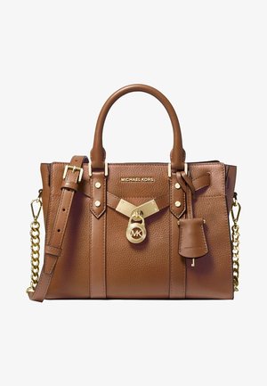 Bruine gestructureerde leren Michael Kors handtas met bovenhandgrepen, gouden slot met MK-logo, afneembare riem en hangende leren sleutelhanger.