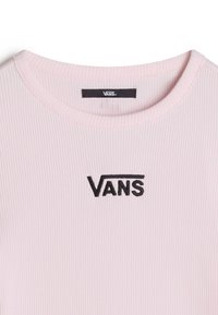 Helles rosa geripptes T-Shirt mit rundem Ausschnitt und schwarz gesticktem "VANS"-Logo auf der Brust. Weicher Stoff mit taillierter Passform.