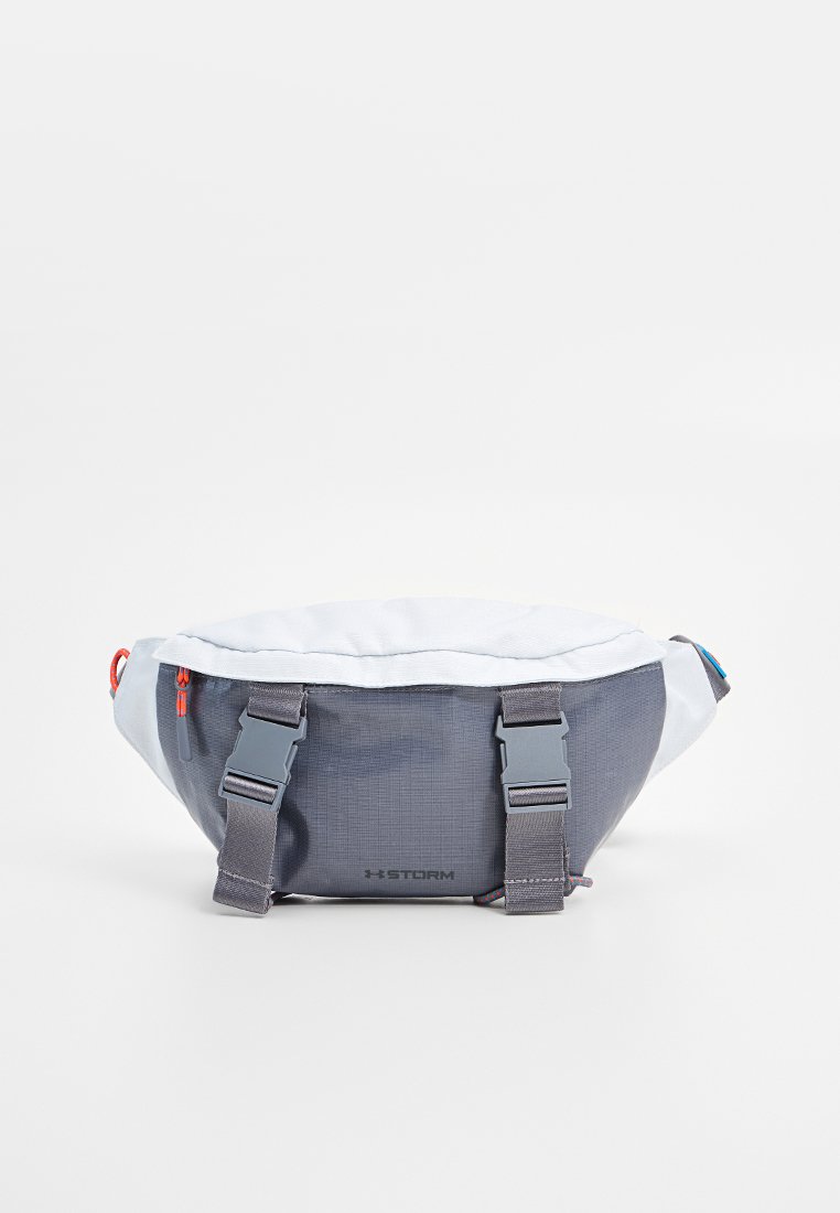 Graue Stofftasche mit weißem oberen Teil, zwei verstellbaren seitlichen Riemen und orangefarbenem Reißverschluss-Zipper. Verfügt über eine strukturierte Oberfläche und hat eine runde Form.