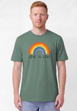 watapparel, LOVE IS LOVE UNISEX - T-shirt imprimé - green bay