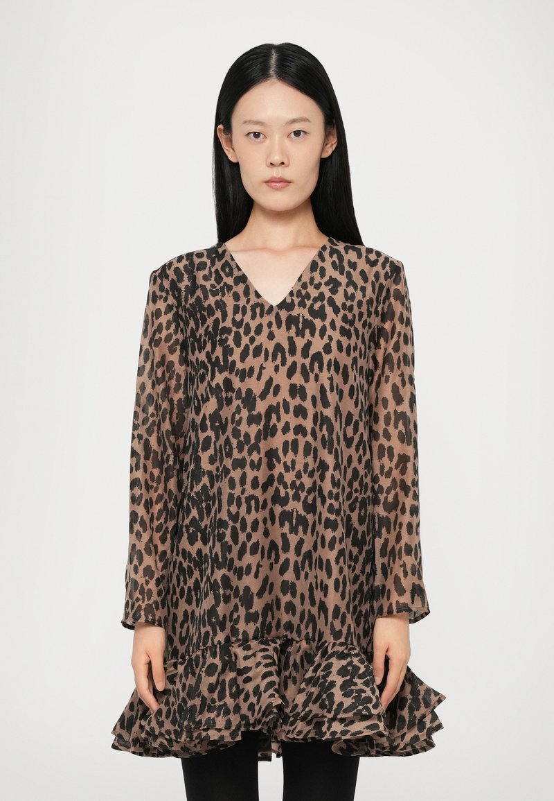 Leopardmønstret kjole i let stof, V-hals, lange ærmer og volangkant. Nuancer af brun og sort dominerer designet.