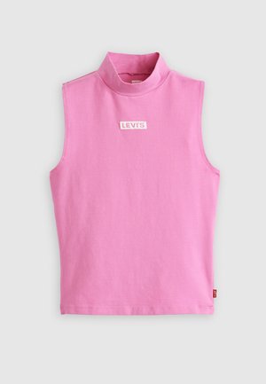 Haut sans manches rose à col montant, fabriqué en tissu coton doux. Présente un petit logo Levi's blanc sur la poitrine. Texture lisse et design simple.