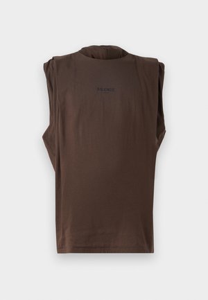 Top castanho sem mangas feito de tecido suave. Apresenta um decote redondo e a palavra "SILENCE" impressa nas costas em letras escuras.
