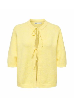 Geel gebreid vest met korte mouwen, open voorkant en striksluiting. Zachte textuur met geribbelde accenten langs de randen.