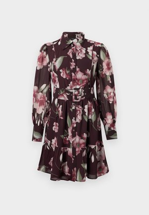 Σκούρο μωβ φόρεμα με λουλουδάτο σχέδιο, μακριά διαφανή φουσκωτά μανίκια, κουμπιά στο μπροστινό μέρος, μυτερό γιακά, μέση με ζώνη και φούστα με βαθμίδες.