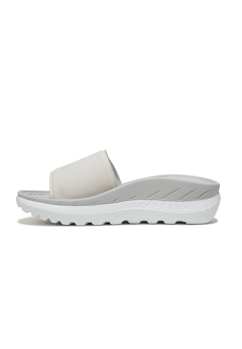 Witte slide sandalen met een matte afwerking, platte zool en textuurdetails op de voetbed voor comfort en ondersteuning.