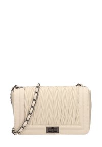 Borsa a tracolla in pelle trapuntata color crema con catena, caratterizzata da una forma rettangolare e una chiusura a scatto. Superficie testurizzata con sottili linee verticali.