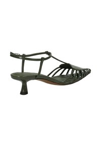 Sandalo singolo in pelle verniciata verde oliva con tacco kitten, cinturino a T e molteplici cinturini sottili sul piede su sfondo bianco.