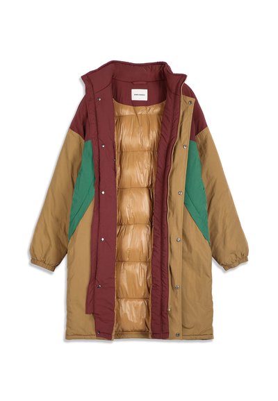 Long manteau matelassé avec des blocs de couleur bordeaux, beige et vert, fermeture éclair et boutons-pression à l'avant, et poignets élastiques, présenté ouvert pour révéler la doublure intérieure brillante.