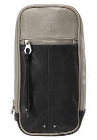 Dwukolorowy plecak wykonany z miękkiej szarej i czarnej skóry, z kieszenią na zamek błyskawiczny z przodu, srebrnymi akcesoriami i gładką fakturą.