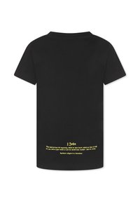 T-shirt in cotone nero con maniche corte, caratterizzato da un testo giallo sull'orlo. Il testo comprende "1 Giovanni" e una citazione biblica. Design semplice, senza pattern.