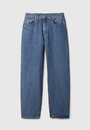 Blå denimjeans med løs passform, fem-lommers design, synlige sømmer og rette ben. Materialet har en lett falming og myk tekstur.