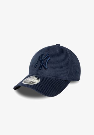 Jūras spēku corduroy beisbola cepure ar izšūtu NY logo, izliekts vizieris un regulējama aizmugures siksniņa, ar ribotu tekstūru un apaļu augšējo pogu.