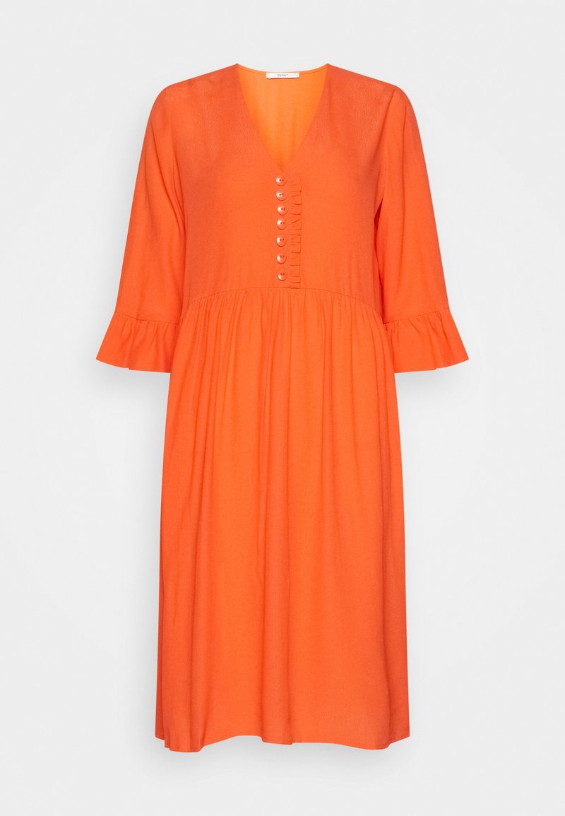 Robe orange vif mi-longue avec col en V, sept boutons à l'avant, manches cloche trois-quarts et détail froncé à la taille.