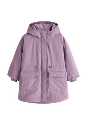 Violetti hupullinen takki leveillä hihoilla, etutaskuissa läpät ja keskellä vetoketju kangaspaneelin peittona.