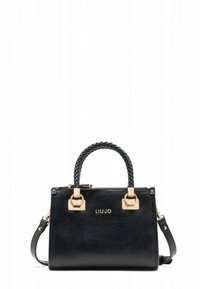 Sac à main en cuir noir avec une finition texturée, poignée tressée, détails en métal doré et bandoulière amovible. Logo affiché sur le devant.