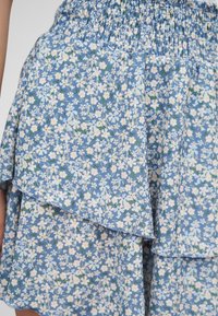Cloud 5ive MIT ALLOVER FLOWER PRINT UND GUMMIBUND - A-linjainen hame - blue