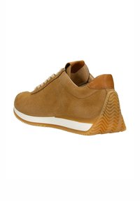 Semišové tenisky v světle hnědé barvě s texturovaným povrchem, bílou mezipodešví a gumovou podrážkou s cik-cak vzorem. Hnědé kožené detaily.