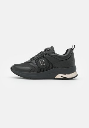 Czarne niskie sneakersy z panelami z siateczki i skóry, z przodem sznurowanym, okrągłym logo marki po boku i metalicznym akcentem na koturnowej podeszwie.