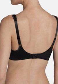 Sostén negro con tirantes ajustables, tela suave y cierre de gancho en la parte posterior. Presenta un diseño minimalista y sin adornos.