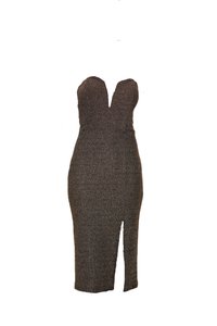 Bezspraugas, pieguloša melna kleita ar sirds formas izgriezumu un augstu šķēlumu labajā pusē, izgatavota no struktūrētas auduma.