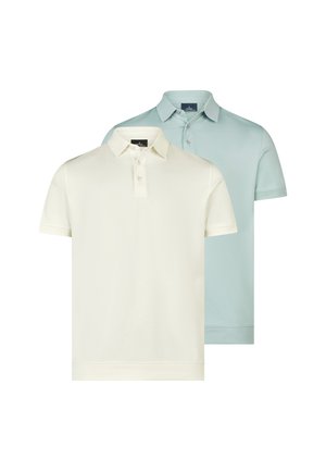 Dwa męskie koszulki polo z krótkim rękawem, jedna kremowa na pierwszym planie, a druga jasnoniebieska z tyłu, obie z kołnierzykami i plisami na guziki.