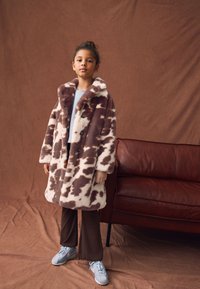 Next REGULAR FIT brązowy