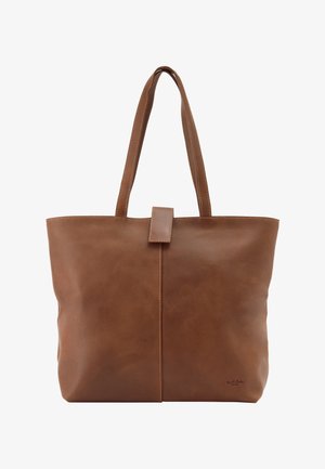 Braune Ledertasche mit doppelten Schulterriemen, zentralem Laschenverschluss und feinen Nähten auf weißem Hintergrund.