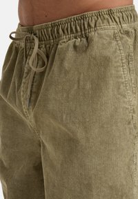 Olivenfargede corduroy-shorts med strukturert overflate, elastisk midjebånd og snøring for justerbar passform.