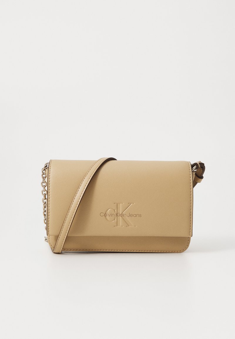 Borsa a tracolla Calvin Klein Jeans, ecopelle beige, forma rettangolare, logo impresso, tracolla a catena, texture liscia.