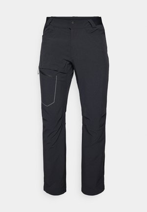 Pantaloni neri da esterno con tasca a zip sulla coscia, cintura elastica e tessuto liscio, resistente all'acqua. Design pulito senza loghi visibili.